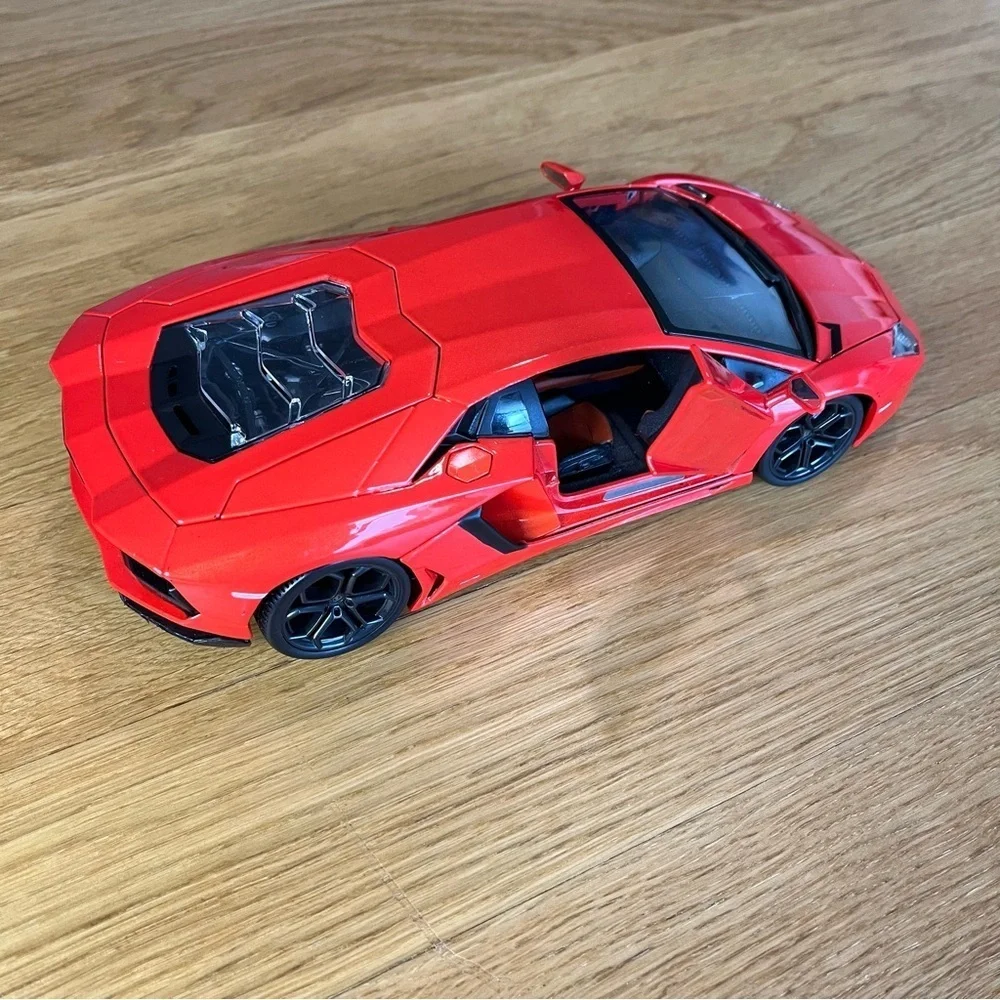 1:18 Burago Lamborghini Aventador LP700-4 Diecast Car